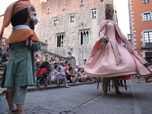Escampillem. Nit de folk a Girona. Cercavila de gegants i capgrossos