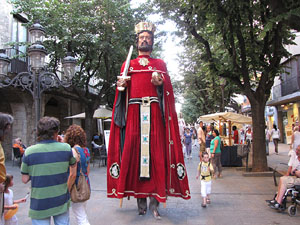 Escampillem. Nit de folk a Girona. Cercavila de gegants i capgrossos