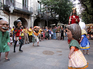 Escampillem. Nit de folk a Girona. Cercavila de gegants i capgrossos