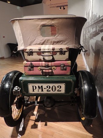 Autom&ograve;bil antic a l'entrada de l'exposici&oacute;