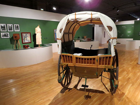 Una de les sales de l'exposici&oacute;. Dilig&egrave;ncies i tartanes eren els vehicles de transport m&eacute;s habituals