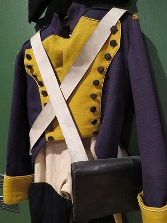 Uniforme de militar franc&egrave;s. Reproducci&oacute; de 1950 d'un uniforme de 1800. Llana. Museu d'Hist&ograve;ria de Girona