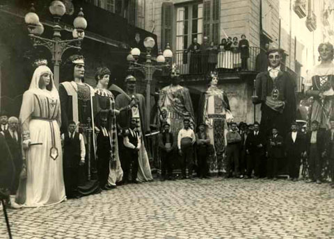 Desfilada de gegants a la plaça del Vi. 1920-1940