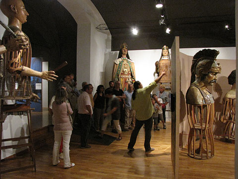 Els gegants de Girona, d'Olot i els de Torroella de Montgrí durant la visita guiada a l'exposició