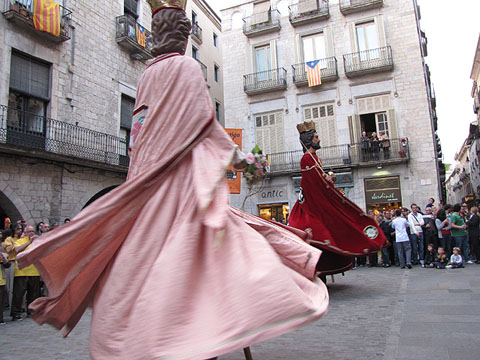 Els gegants de la ciutat ballant a la plaça del Vi