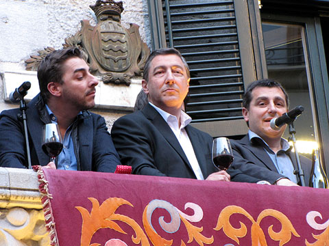 Els germans Roca al balcó de l'Ajuntament