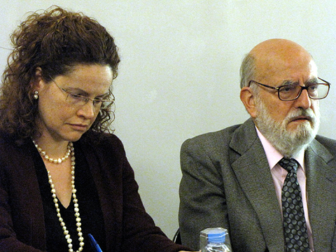 La regidora Roser Urra i l'autor del llibre Jaume Sans, durant la presentació