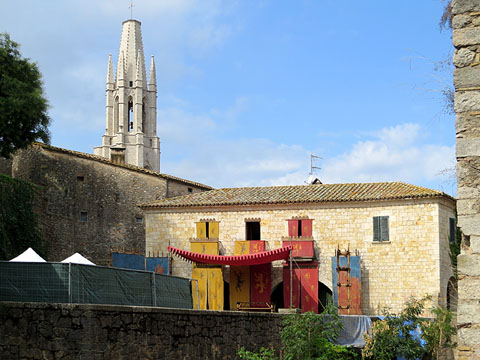 Treballs de muntatge a la plaça dels Jurats