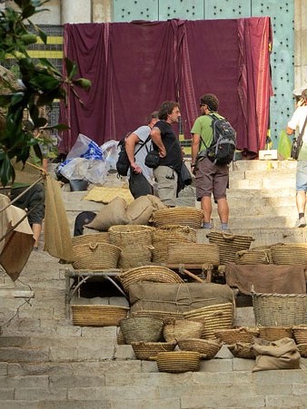 Muntatges de decorats a la pujada de Sant Martí