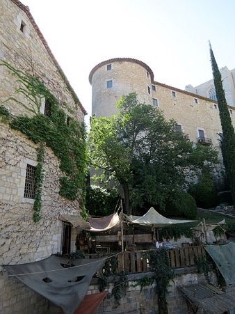 L'escenari a l'inici del Passeig Arqueològic, amb la Torre Cornèlia al fons. A l'esquerra, l'edifici de les Sarraïnes