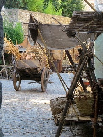 Detall de l'escenari muntat al carrer Ferran el catòlic, davant els Banys Àrabs, que representa un mercat de mar