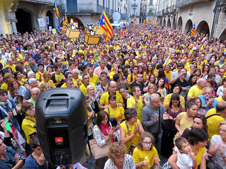 Concentraci&oacute; pel 9N a la pla&ccedil;a del Vi