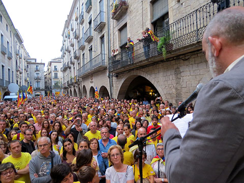 L'escriptor Josep Maria Fonalleras durant la lectura del manifest unitari