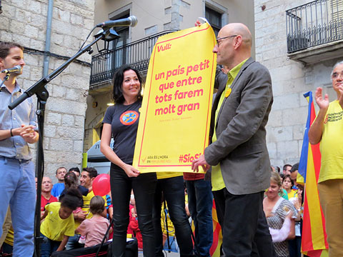 L'actriu Txe Arana i el director de Temporada Alta, Salvador Sunyer, mostren el cartell de la campanya