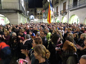 Concentració a la plaça del Vi per celebrar el nomenament de Carles Puigdemont com a candidat a la Generalitat de Catalunya