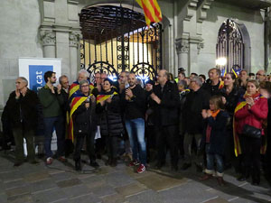 Concentració a la plaça del Vi per celebrar el nomenament de Carles Puigdemont com a candidat a la Generalitat de Catalunya