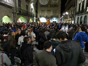 Concentració a la plaça del Vi per celebrar el nomenament de Carles Puigdemont com a candidat a la Generalitat de Catalunya