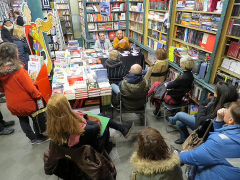 Un moment de la trobada a la Llibreria Geli