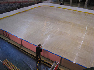 Preparaci&oacute; de la pista de gel a Fira de Girona
