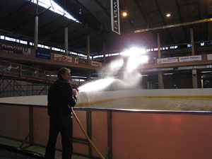 Preparaci&oacute; de la pista de gel a Fira de Girona