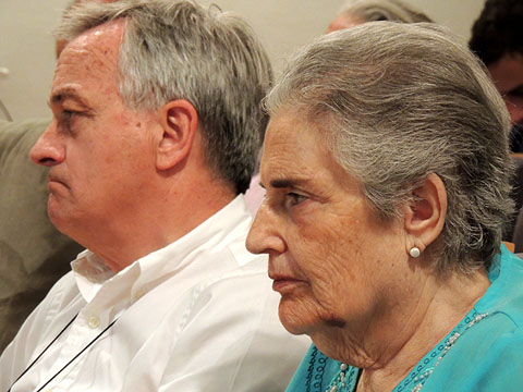 El nét i la filla de Carrasco i Formiguera, durant la presentació