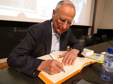 El pare Hilari Raguer, autor del llibre presentat, signant al Llibre d'Honor de la Casa de Cultura