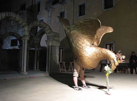Salutació final del ball de l'Àliga de Girona, a la terrassa del Museu d'Història