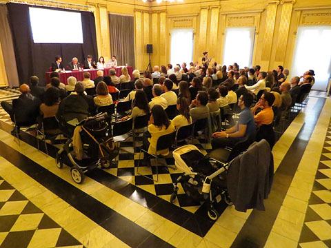 Un moment de la presentació del llibre al Saló de Descans del Teatre Municipal
