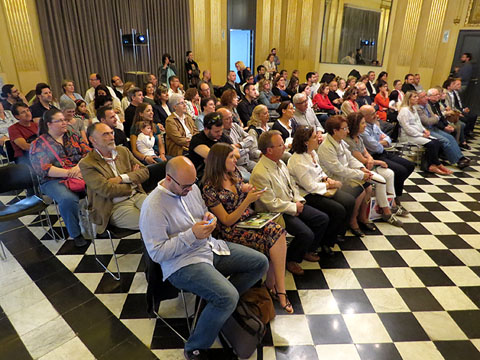 Un moment de la presentació del llibre al Saló de Descans del Teatre Municipal