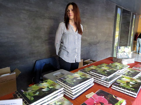 Venda de llibres a la sortida de la presentació