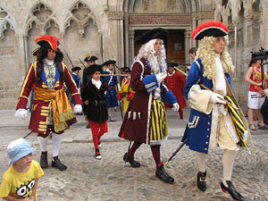 Desfilada a la pla&ccedil;a del Vi