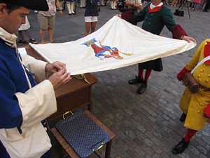 Clavetejat de la bandera a la plaça del Vi