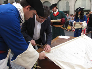 Clavetejat de la bandera a la plaça del Vi