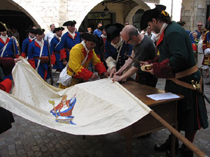 Clavetejat de la bandera a la plaça del Vi