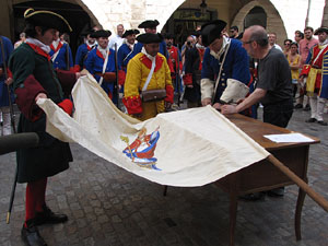 Clavetejat de la bandera a la plaça del Vi