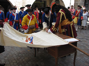 Clavetejat de la bandera a la plaça del Vi