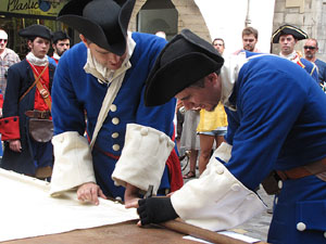 Clavetejat de la bandera a la plaça del Vi