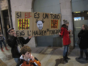 Concentració en defensa de l'escola en català a la plaça del Vi