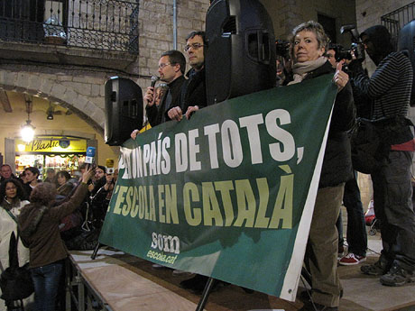 Concentració en defensa de l'escola en català a la plaça del Vi