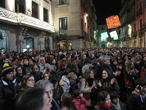 Concentració per l'escola en català a la plaça del Vi