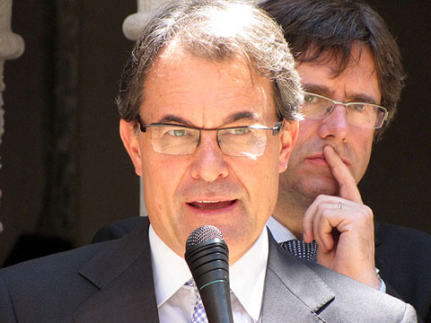 El president de la Generalitat, Artur Mas, durant la seva intervenció, amb l'alcalde de Girona Carles Puigdemont