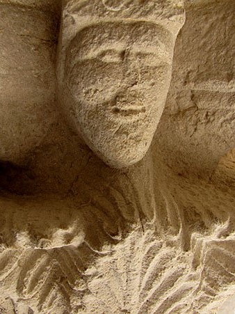Capitell del claustre amb representació antropomòrfica