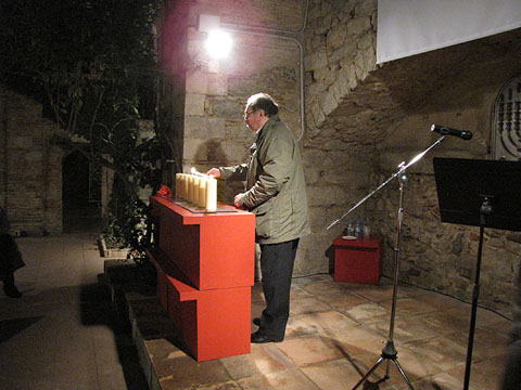 Encesa de la quarta espelma pel senyor Jordi Riera Sorribes, president de Triangle Blau