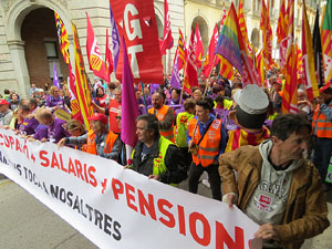 Manifestaci&oacute; de l'1 de maig pels carrers de Girona