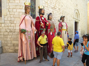 Cercavila amb els gegants i capgrossos de Girona, els de Torroella de Montgr&iacute; i els del Grupo Cultural Aserr&iacute; de Costa Rica