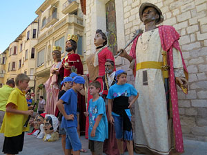 Cercavila amb els gegants i capgrossos de Girona, els de Torroella de Montgr&iacute; i els del Grupo Cultural Aserr&iacute; de Costa Rica
