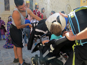Cercavila amb els gegants i capgrossos de Girona, els de Torroella de Montgr&iacute; i els del Grupo Cultural Aserr&iacute; de Costa Rica