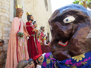 Cercavila amb els gegants i capgrossos de Girona, els de Torroella de Montgr&iacute; i els del Grupo Cultural Aserr&iacute; de Costa Rica