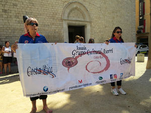 Cercavila amb els gegants i capgrossos de Girona, els de Torroella de Montgr&iacute; i els del Grupo Cultural Aserr&iacute; de Costa Rica