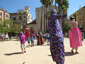 Cercavila amb els gegants i capgrossos de Girona, els de Torroella de Montgr&iacute; i els del Grupo Cultural Aserr&iacute; de Costa Rica